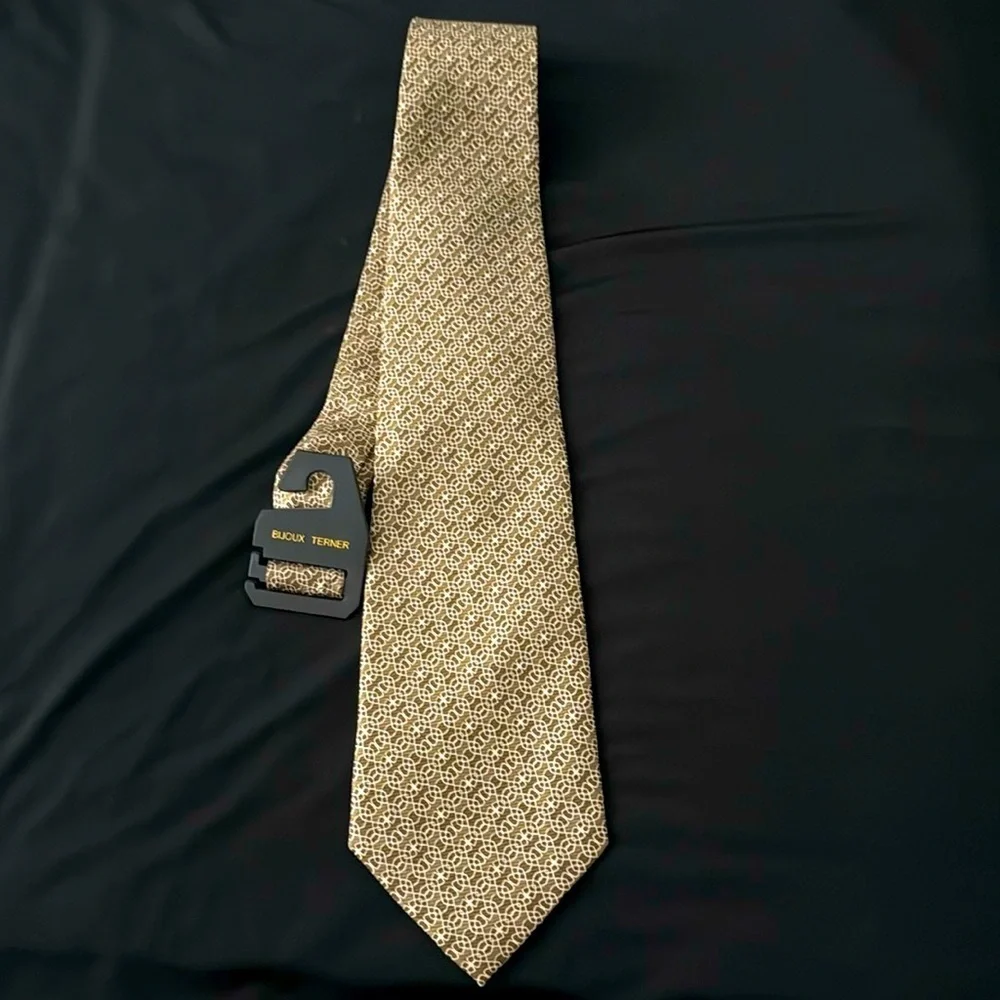 NEW Bijoux Terner Luxurious 100% Silk Mens Gold Tie. Office or Party!